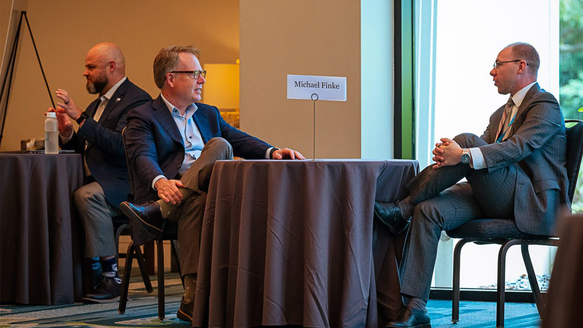 Michael Finke, PhD, CFP®, speaks with an advisor as part of an expert “Ask Me Anything” one-on-one session at Horizons 2026.
